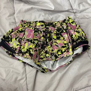 Lululemon Hotty Hot Shorts | Size 4 | 2.5” Inseam | Multicolor Floral Neon 💛💚💗